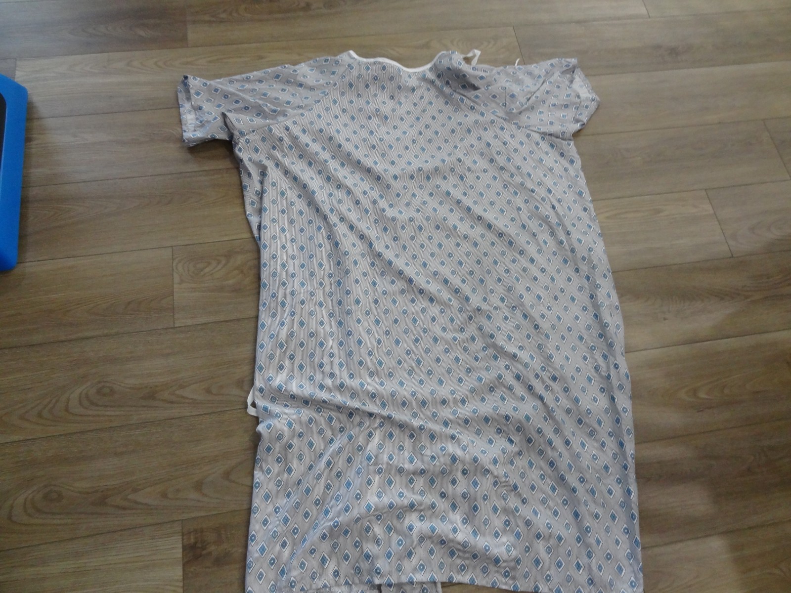NWT Lot of 4 Utopia Care Adult Unisex Hospital Patient Gowns Back Ties One Size