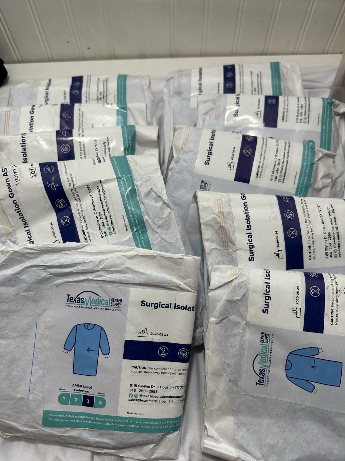 11 Isolation Gowns Disposable AAMI Level 3 Blue Medical Small/MEDIUM Read Descri