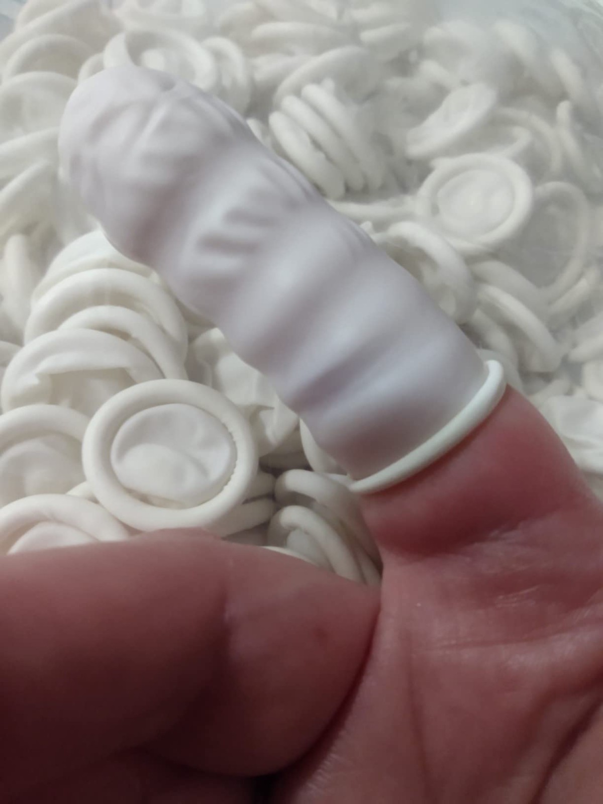 Approx. 420 Pcs Latex Finger Cots, Disposable Medium Finger Gloves, Fingertip Pr