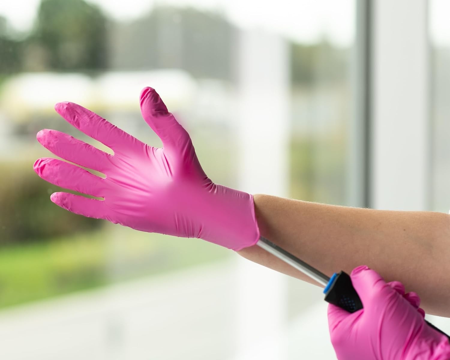 Medium Pink Nitrile Gloves, Disposable and Ambidextrous, 100 Count for Hair Dye