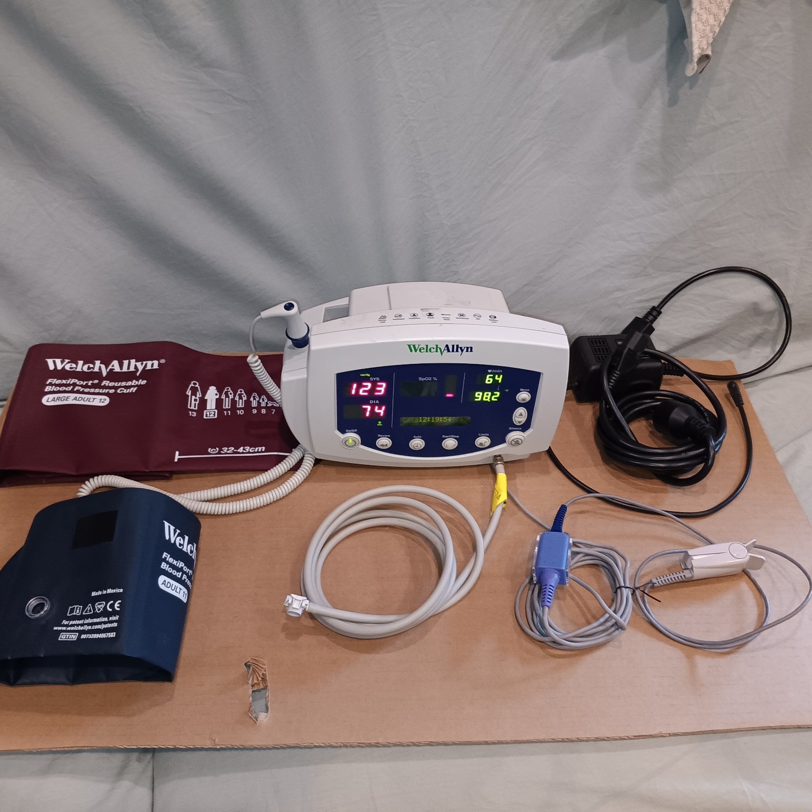 welch allyn vital signs patient monitor model 53nto new battery all accessories