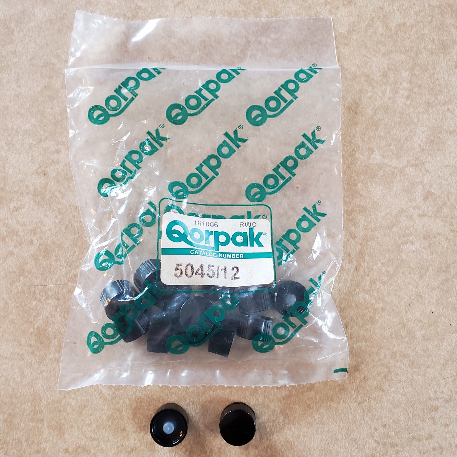 Qorpak Black Phenolic Screw Caps, Poly-Seal Liner 5045/12 Pack of 12