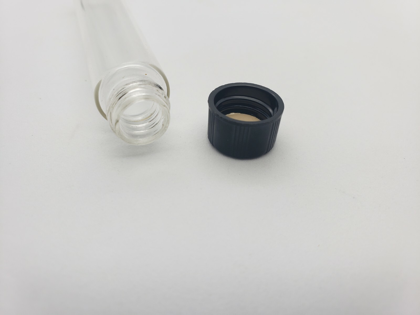 Automatic Machine Made Glass Vials With Black Screw On Caps 3 Drams 90 X 17 mm