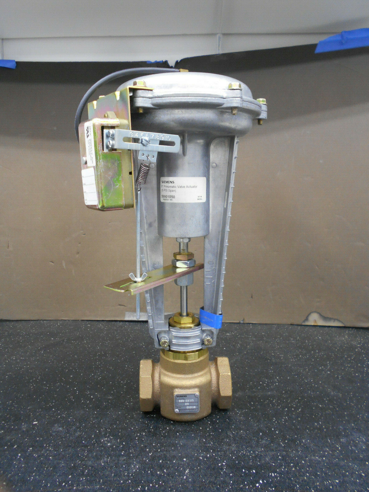 SIEMENS 599-03115 010118 1 1/2″ BRONZE VALVE & 599-01050 PNEUMATIC ACTUATOR