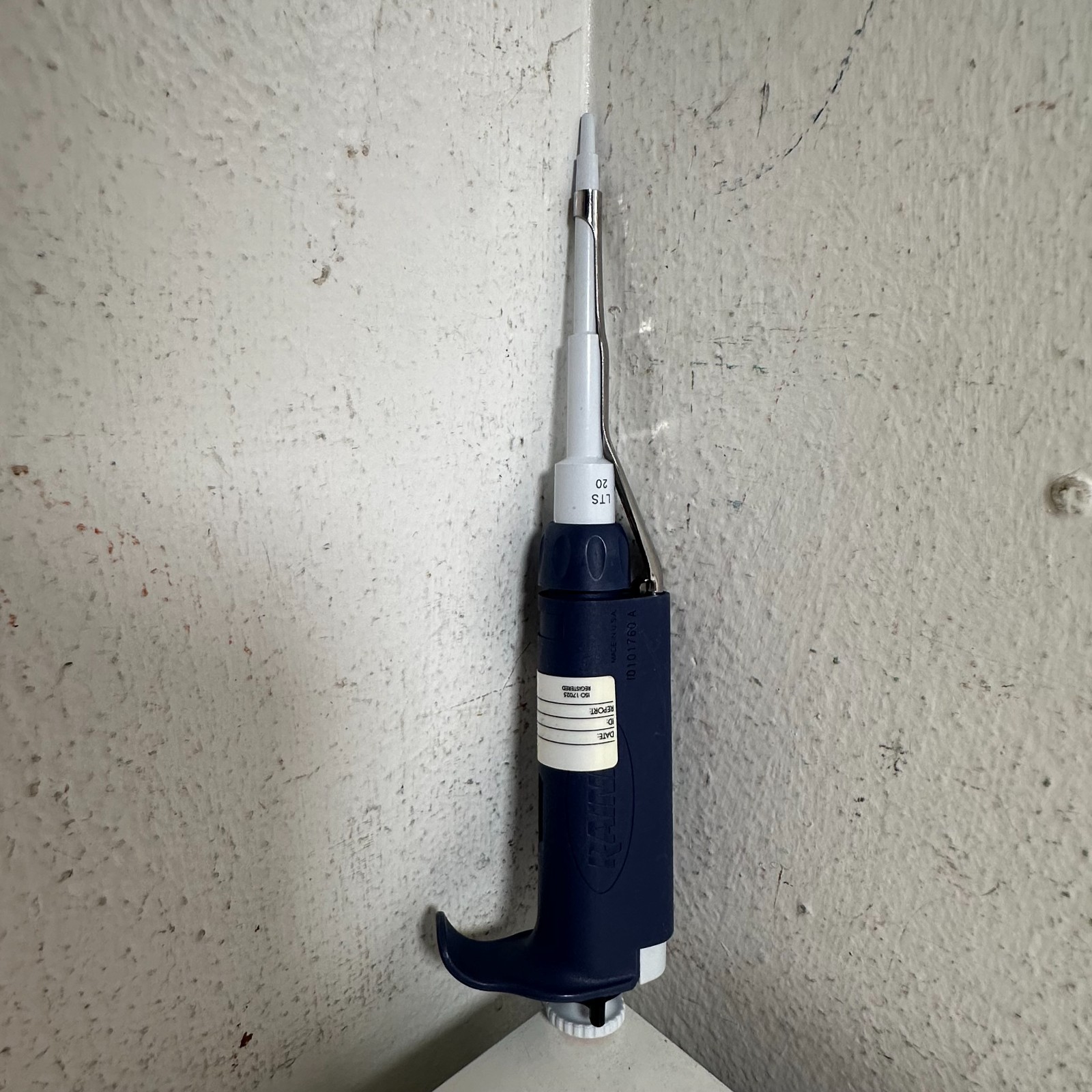 Rainin L-20 Blue White Liquid Handling Adjustable Volume Single Channel Pipette