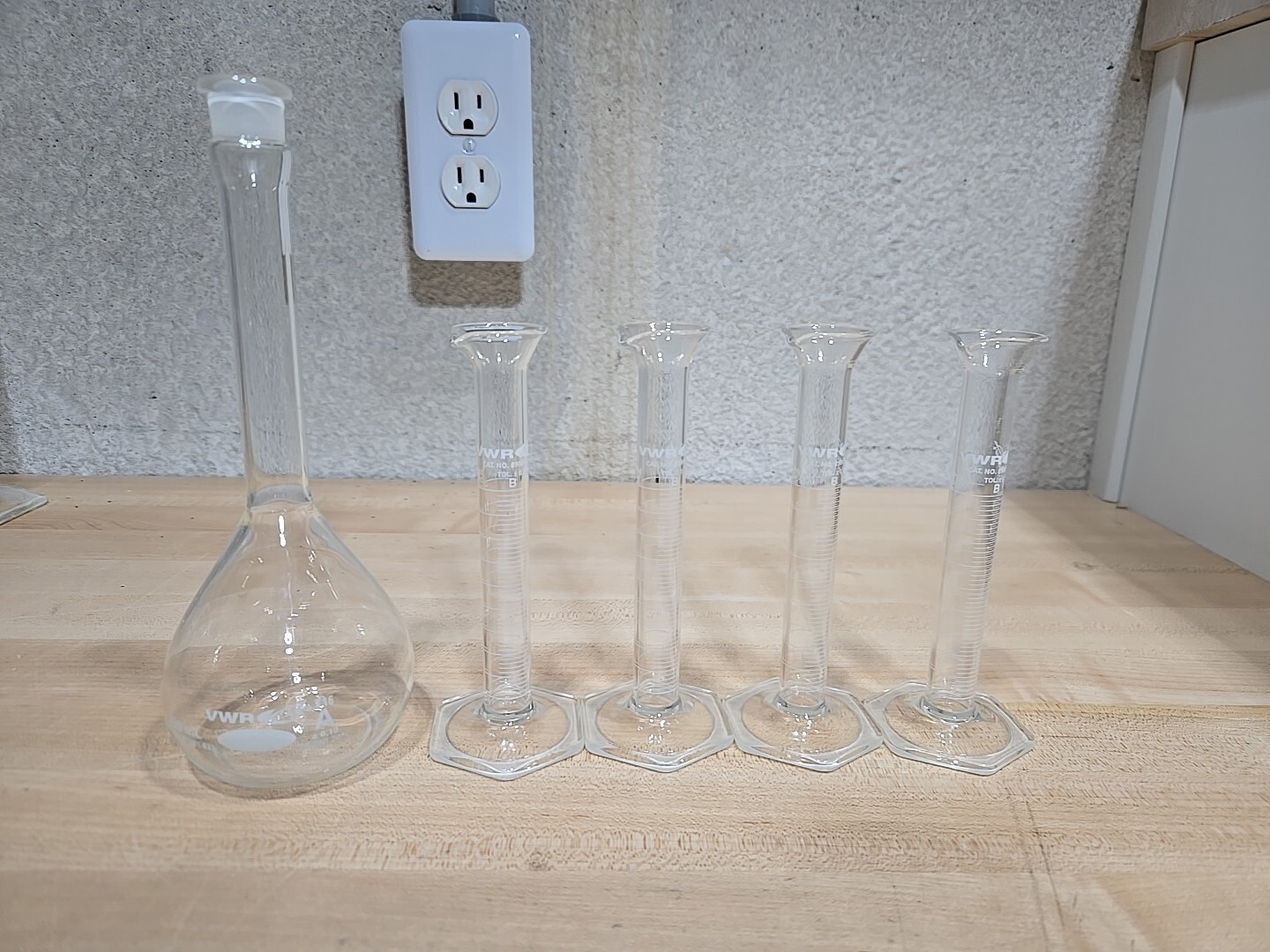 Lot VWR 4x 89000-264 10mL Graduated Cylinder Class B & 200ml Flask 89041-932 A
