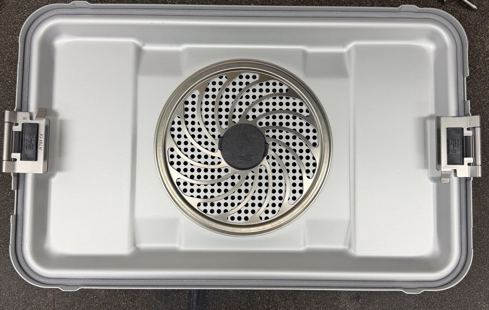 JK789: AESCULAP THREE-QUARTER SIZE LID W/RETENTION PLATE, SILVER